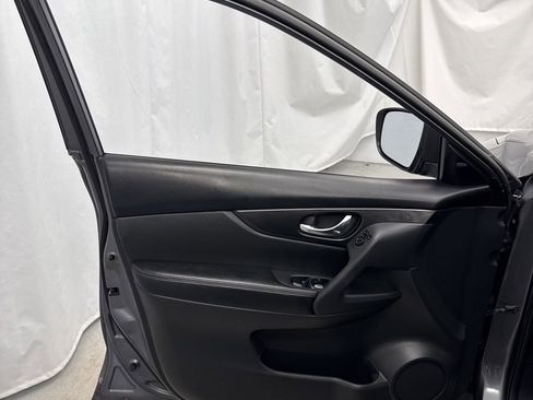 Used 2017 Nissan Rogue S image 11