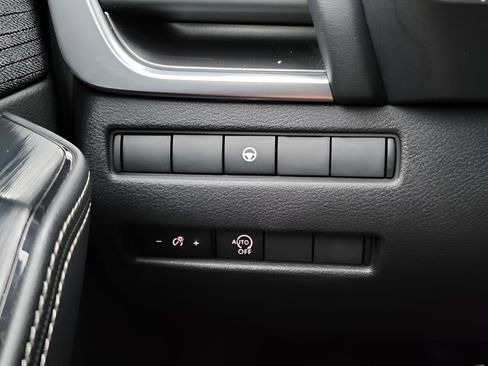 Used 2023 Nissan Rogue SV image 31