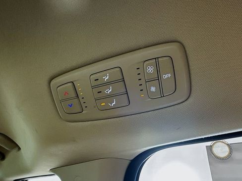 Used 2023 Kia Carnival LX image 17