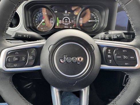 Used 2025 Jeep Wrangler Sahara image 25