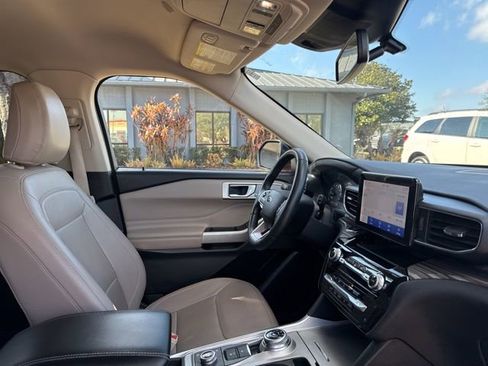 Used 2023 Ford Explorer Limited image 11