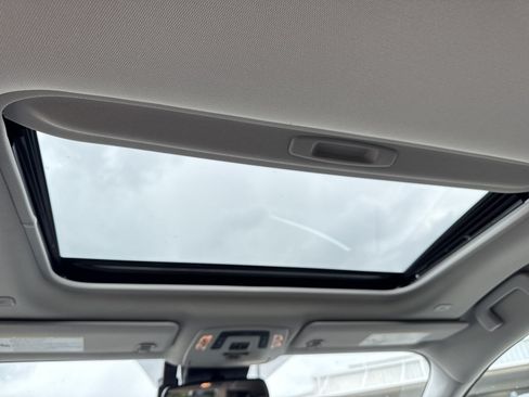 Used 2025 Toyota Sienna XLE FWD image 19