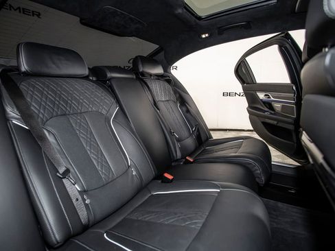 Used 2022 BMW 750i xDrive w/ Luxury Rear Seating Package image 17