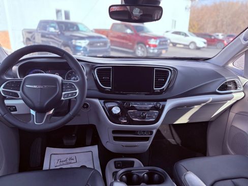 Used 2024 Chrysler Pacifica Touring-L image 15