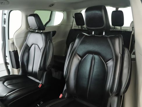 Used 2022 Chrysler Pacifica Touring-L image 5