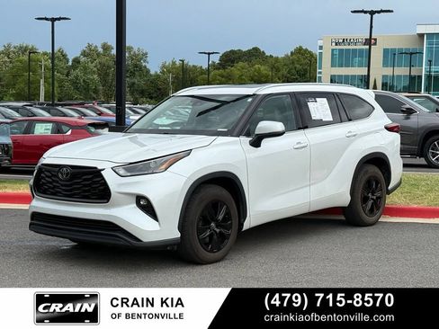 Used 2022 Toyota Highlander XLE FWD image 3