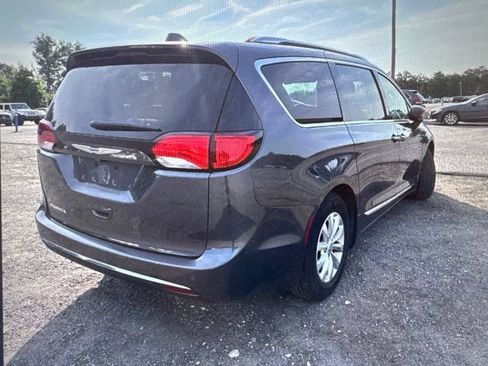 Used 2018 Chrysler Pacifica Touring-L FWD image 23