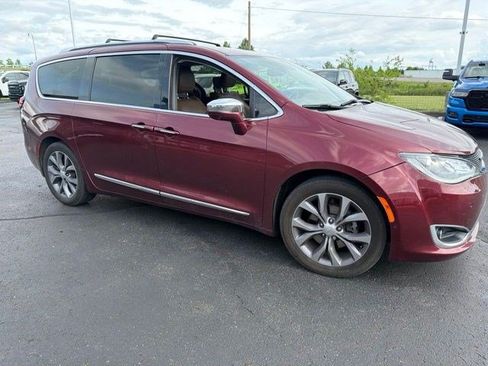 Used 2019 Chrysler Pacifica Limited w/ Tire & Wheel Group FWD image 8