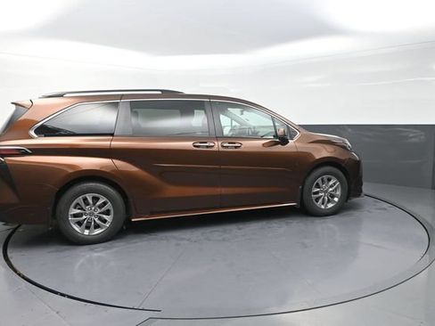 Certified 2022 Toyota Sienna XLE w/ XLE Plus Package AWD/4WD image 22