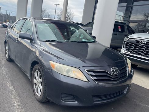Used 2011 Toyota Camry LE image 2