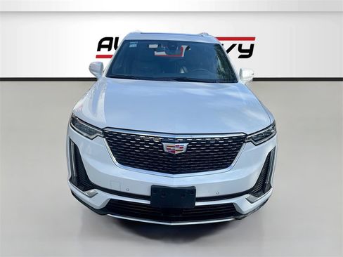 Used 2022 Cadillac XT6 Premium Luxury w/ Technology Package image 2