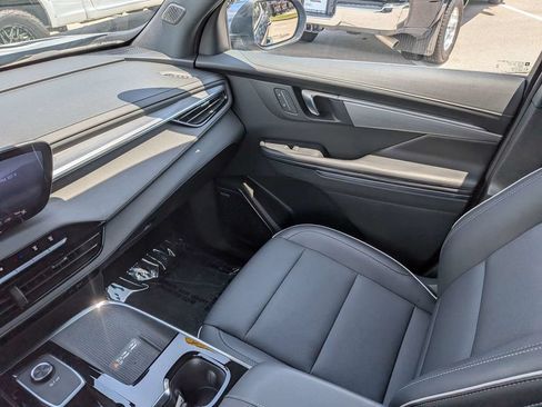 Used 2025 Buick Enclave Preferred w/ Power Package FWD image 17
