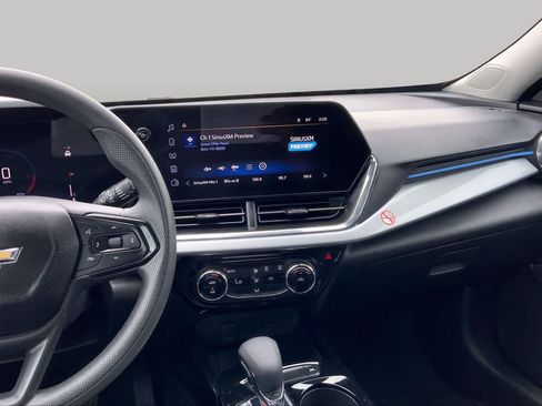 Used 2025 Chevrolet Trax LT FWD image 6