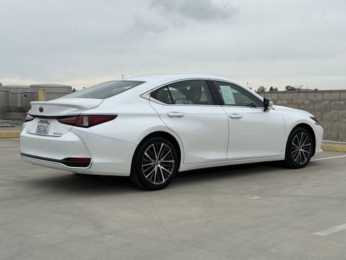 Certified 2023 Lexus ES 300h w/ Premium Package image 11