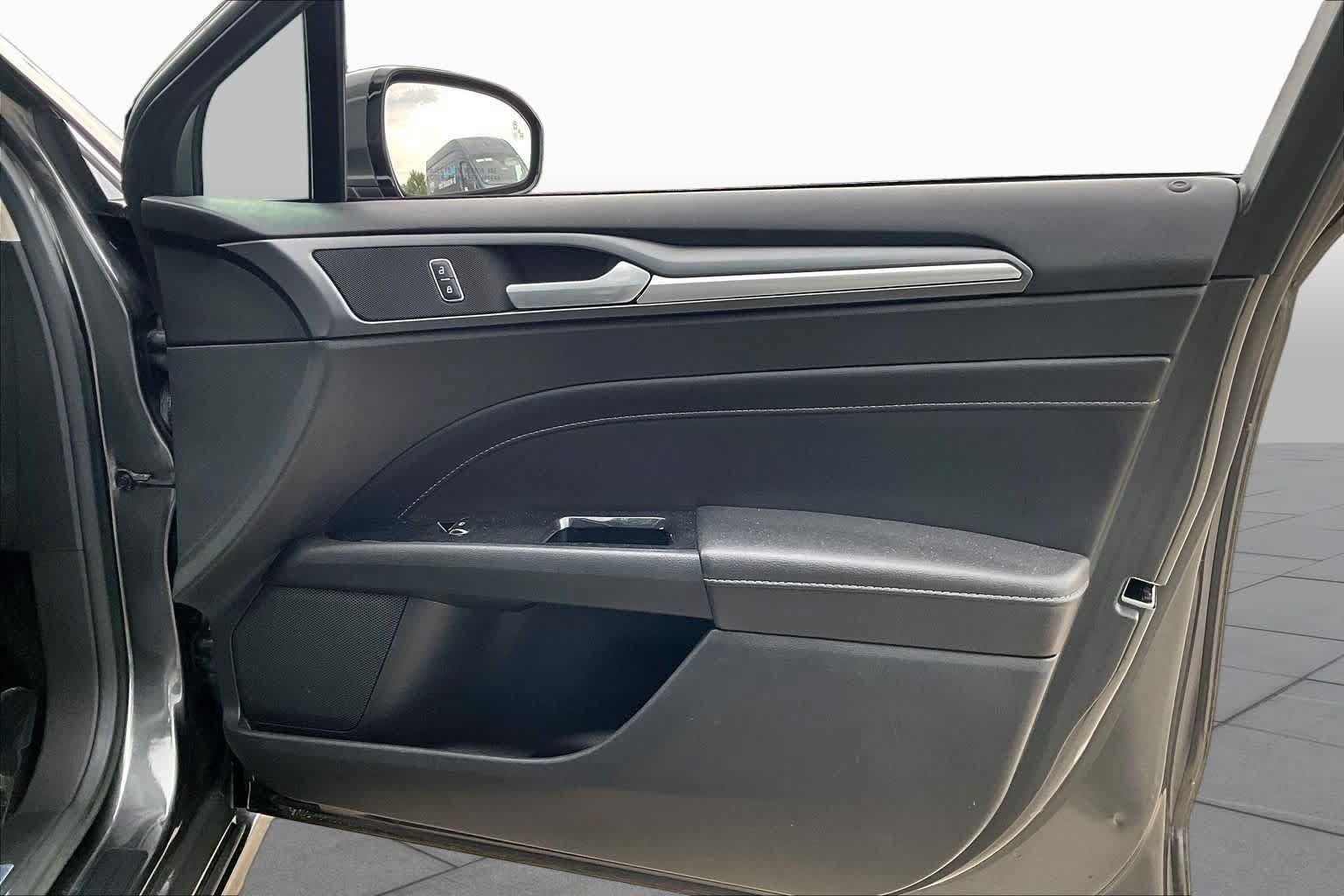 Used 2015 Ford Fusion Titanium FWD image 23