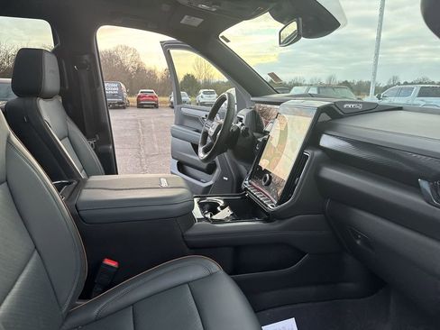 Used 2025 GMC Yukon AT4 image 35