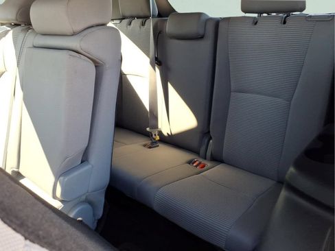 Used 2023 Toyota Highlander LE FWD image 12