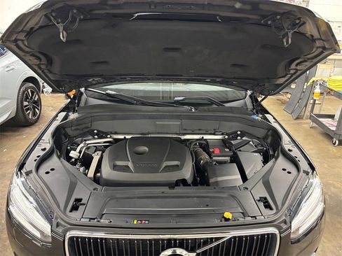 Used 2017 Volvo XC90 T6 Momentum w/ Vision Package image 9