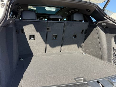 Used 2025 Porsche Macan AWD/4WD image 33