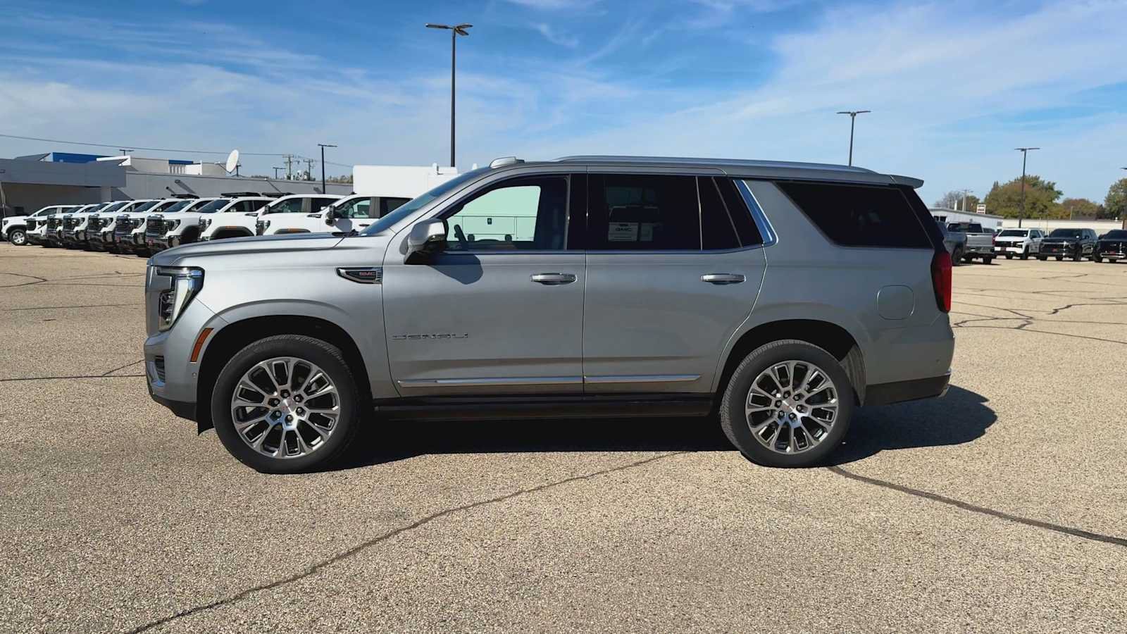 Used 2025 GMC Yukon Denali w/ Denali Reserve Package AWD/4WD image 4