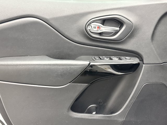 Used 2019 Jeep Cherokee Latitude Plus AWD/4WD image 9