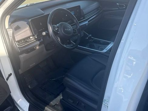 Used 2025 Kia Carnival FWD image 6