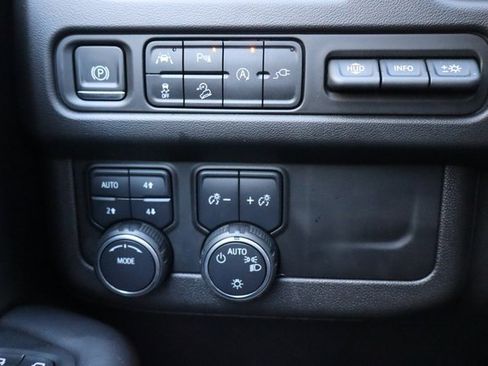 Used 2021 Chevrolet Suburban High Country image 34