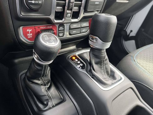 Used 2025 Jeep Wrangler Unlimited Rubicon 4xe w/ Convenience Group AWD/4WD image 22
