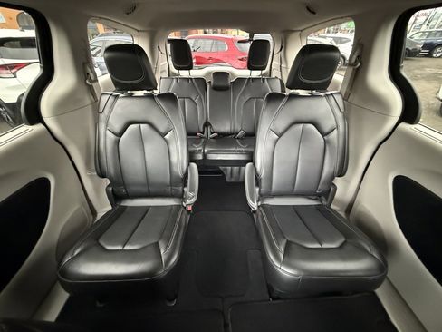 Used 2024 Chrysler Pacifica Touring-L image 18