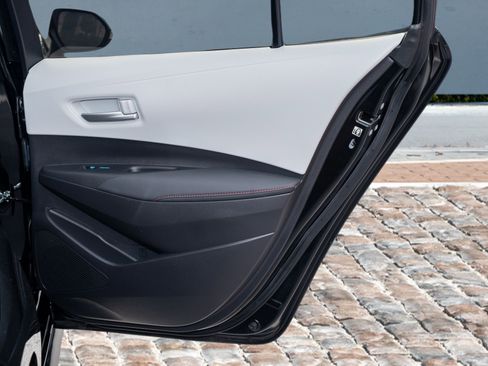 Used 2025 Toyota Corolla SE w/ SE Premium Package image 13