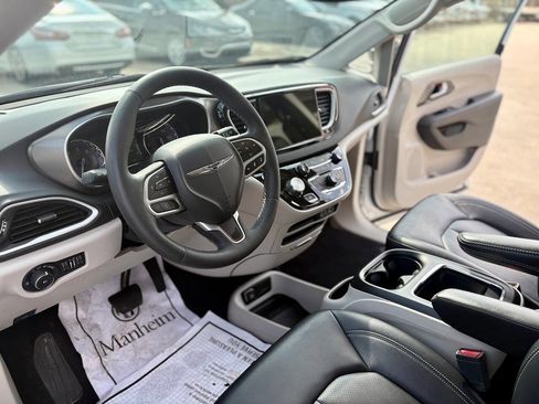 Used 2024 Chrysler Pacifica Touring-L image 18