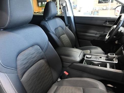 Used 2025 Nissan Pathfinder SV image 8