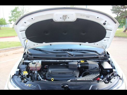 Used 2022 Chrysler Pacifica Touring-L FWD image 34