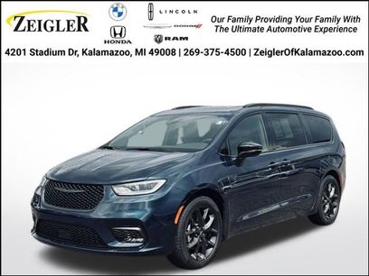 Used 2025 Chrysler Pacifica Limited