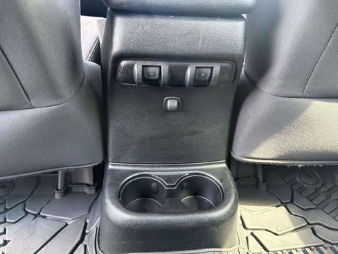 Used 2018 Jeep Wrangler Unlimited Sport S AWD/4WD image 16