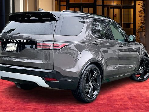 Used 2024 Land Rover Discovery Metropolitan Edition image 12