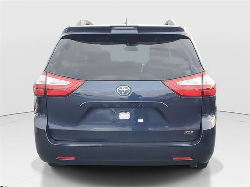 Used 2019 Toyota Sienna XLE image 6