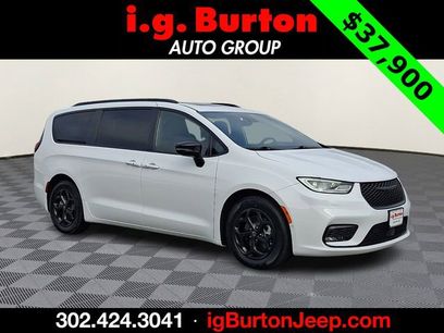 Used 2025 Chrysler Pacifica Premium