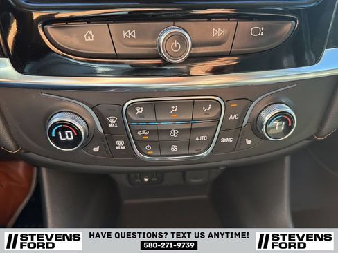 Used 2021 Chevrolet Traverse LT FWD image 31