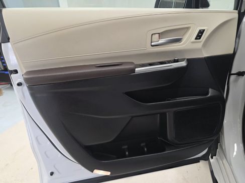 Used 2024 Toyota Sienna Platinum AWD/4WD image 27