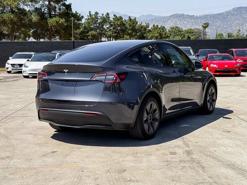 Used 2024 Tesla Model Y Long Range AWD/4WD image 4