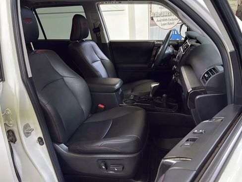 Used 2021 Toyota 4Runner TRD Off-Road Premium w/ Moonroof Package AWD/4WD image 17