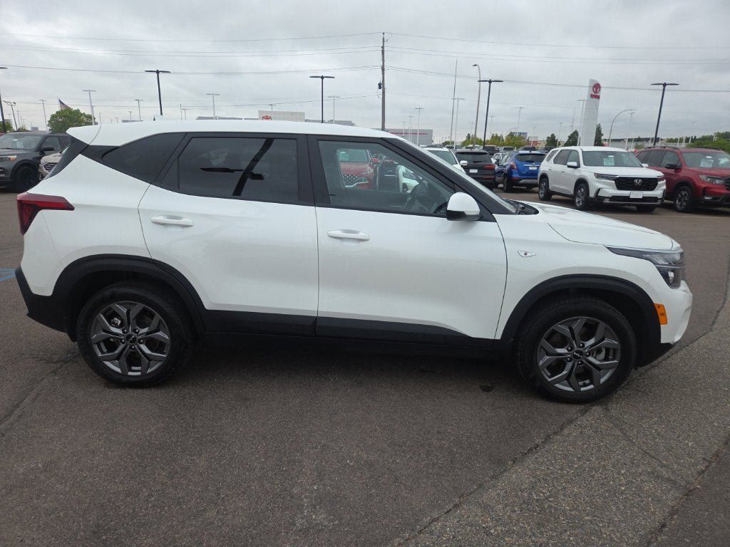 Used 2024 Kia Seltos LX AWD/4WD image 4