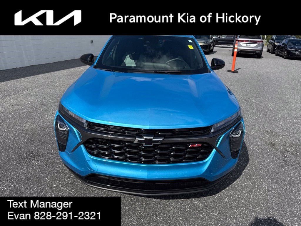 Used 2025 Chevrolet Trax RS w/ Driver Confidence Package FWD image 2