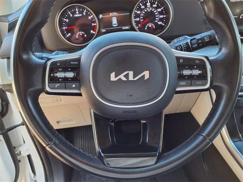 Used 2023 Kia Carnival LX image 16