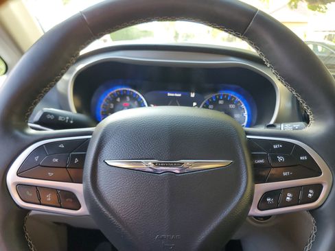 Used 2022 Chrysler Pacifica Touring-L image 19