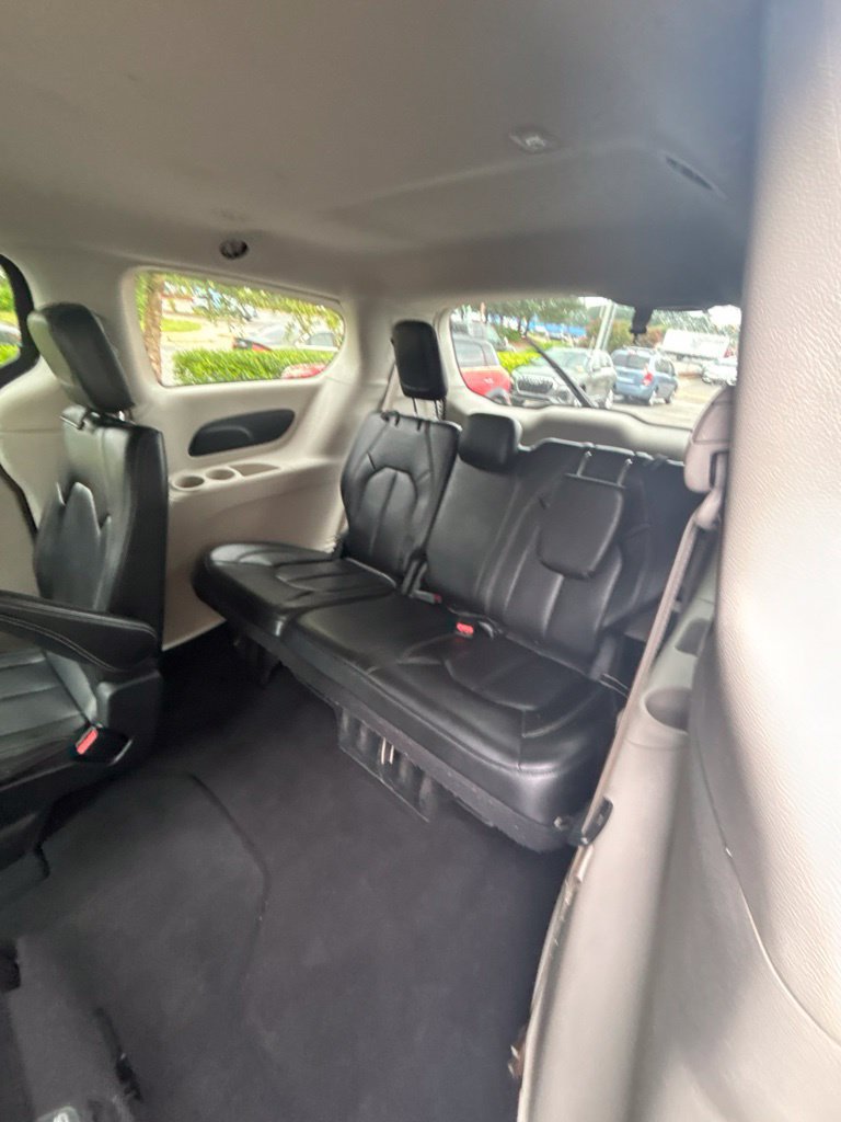 Used 2023 Chrysler Pacifica Touring-L FWD image 17