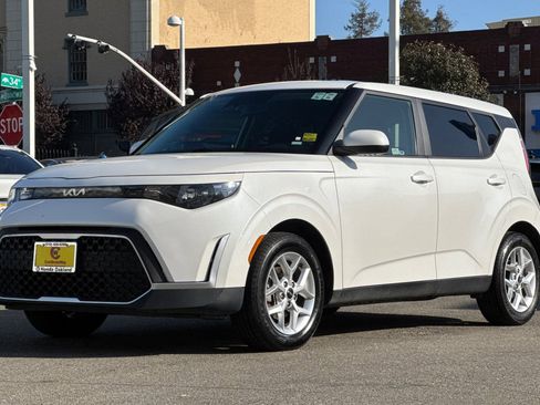 Used 2023 Kia Soul LX w/ LX Technology Package image 9