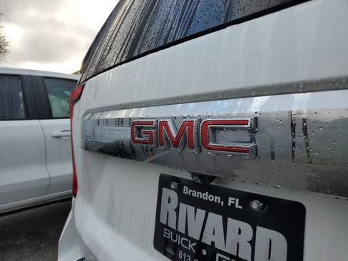 Used 2023 GMC Yukon SLT w/ SLT Premium Package image 6