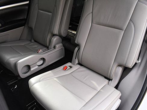 Used 2019 Toyota Highlander XLE w/ Carpet Mat Package (TMS) image 23